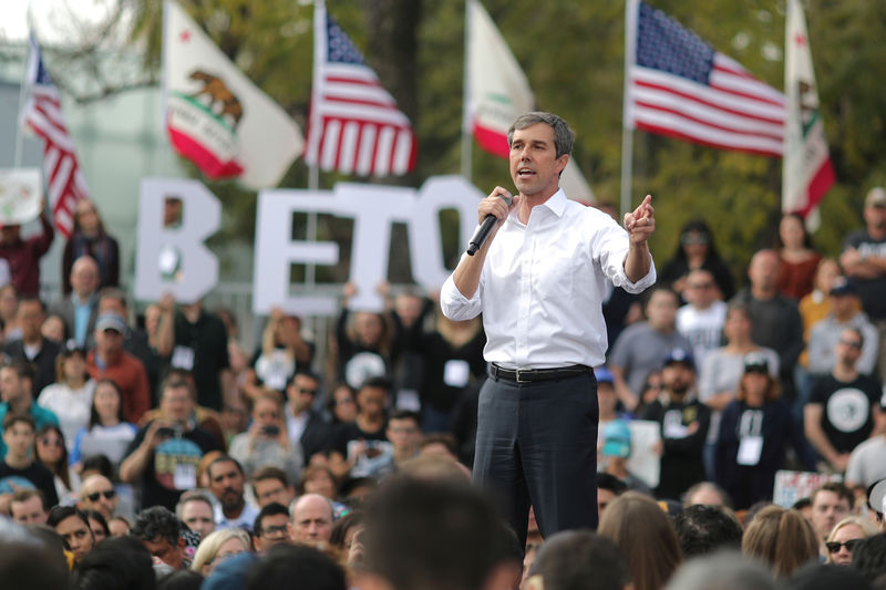 © Reuters. FILE PHOTO: U.S. Democratic presidential candidate Beto O'Rourke speaks at a rally in Los Angeles