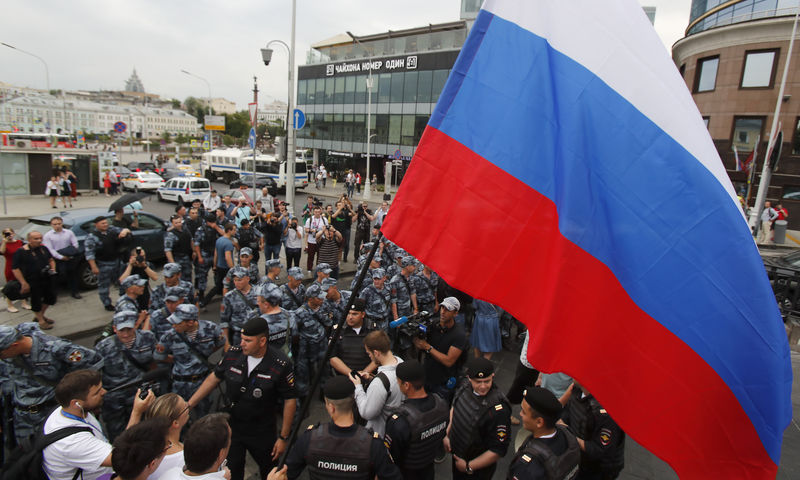 © Reuters. Agentes hacen guardia durante una manifestación en Moscú
