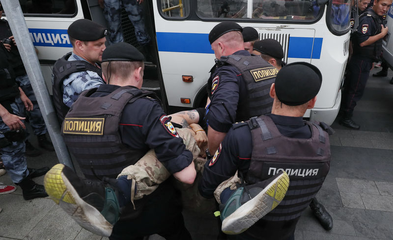 © Reuters. جماعة مراقبة: القبض على 94 شخصا على الأقل في احتجاجات في موسكو
