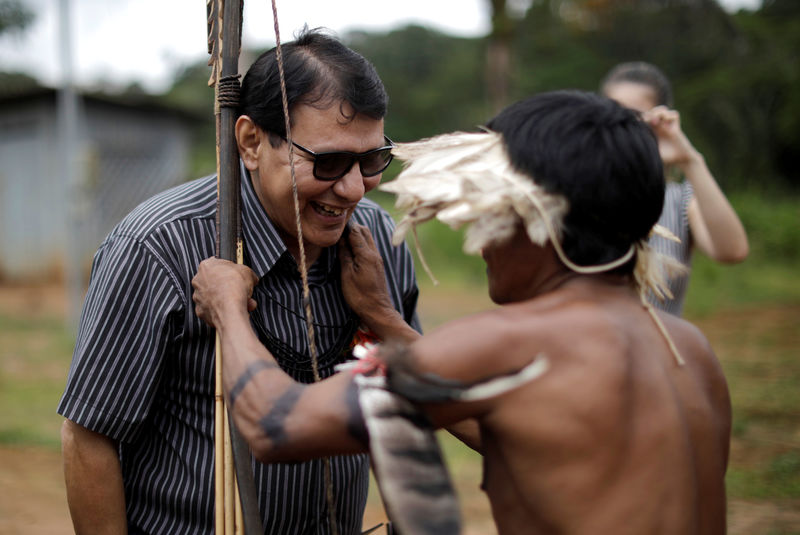 © Reuters. El Presidente de la Fundación Nacional del Indio (FUNAI), Franklimberg Ribeiro de Freitas, es recibido por un miembro de la tribu Uru-Eu-Wau-Wau en Tarilandia