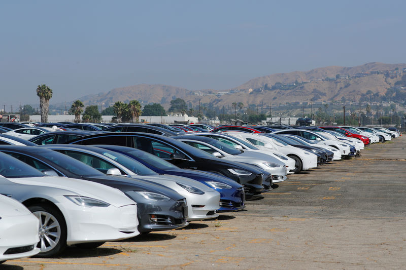 © Reuters. Newly manufactured Tesla vehicles are shown parked in a large lot next to the airport in Burbank, California