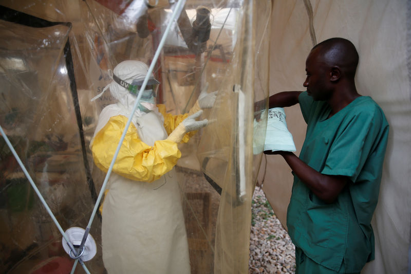 © Reuters. Un agente sanitario vestido con un equipo de protección contra el ébola entra en la Unidad de Cuidados de Emergencia Biosecure (CUBE, por sus siglas en inglés) en el centro de tratamiento del Ébola ALIMA (Alianza para la Acción Médica Internacional) en Beni