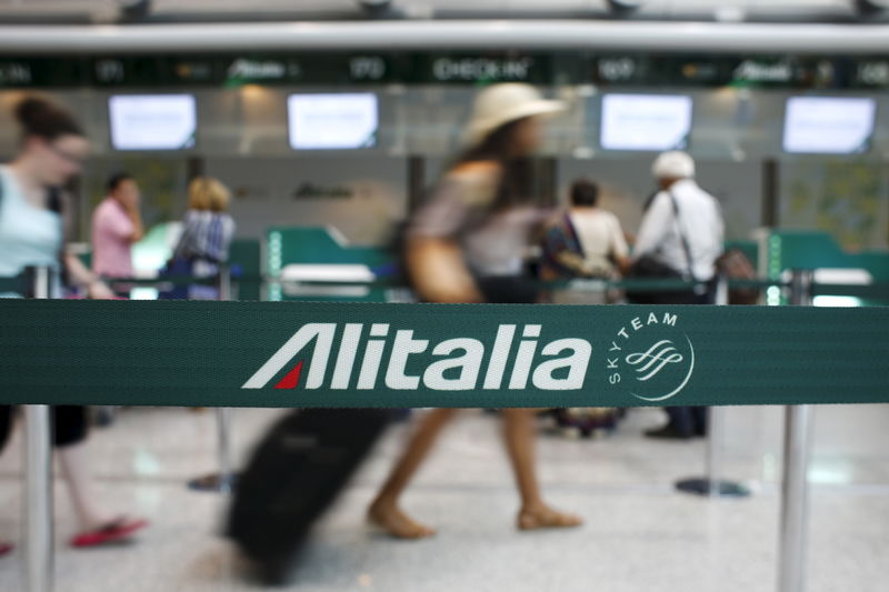 © Reuters. Persone che camminano presso l'aeroporto internazionale di Fiumicino