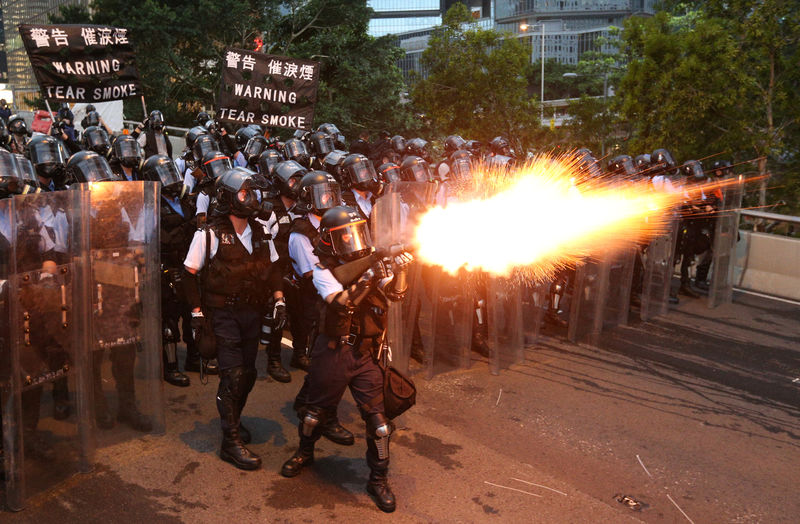 © Reuters. Polícia dispara balas de borracha contra manifestestantes em Hong Kong