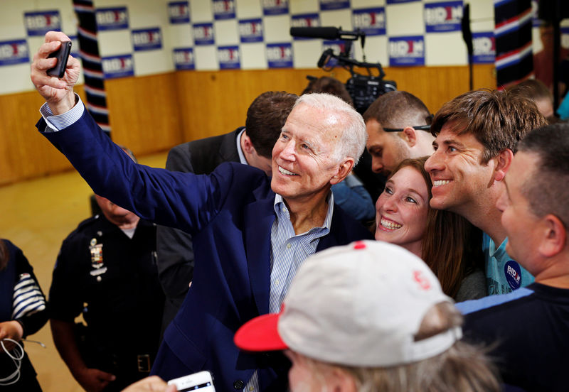 © Reuters. Pré-candidato democrata à Presidência dos EUA Joe Biden durante encontro com eleitores em Iowa