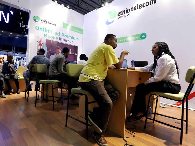 © Reuters. FILE PHOTO: Customers receive assistance from a staff member at an Ethio Telecom branch in Addis Ababa