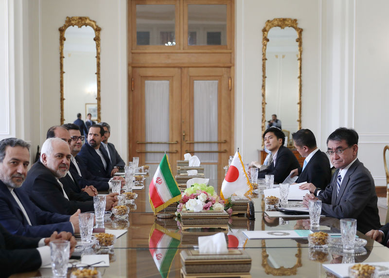 © Reuters. Chanceler iraniano, Mohammad Javad Zarif, recebe chanceler japonês, Taro Kono, em Teerã