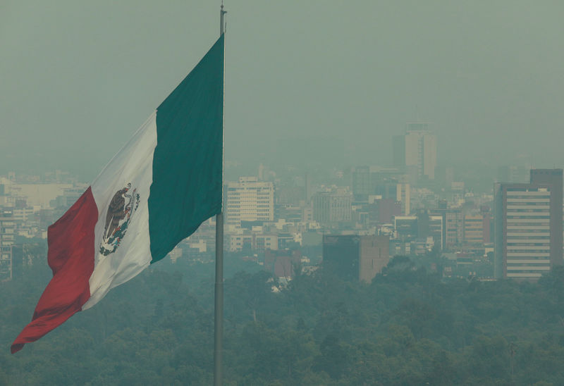 © Reuters. Bandeira mexicana na Cidade do México