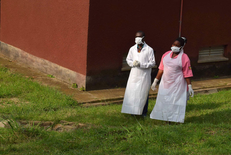 © Reuters. Agentes de saúde de Uganda com roupa de proteção em hospital de Bwera, perto da fronteira com a República Democrática do Congo