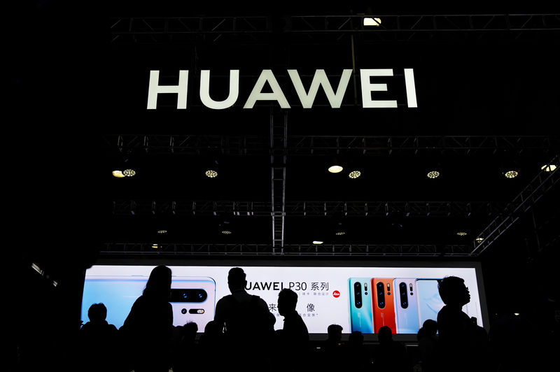 © Reuters. A Huawei company logo is seen at CES Asia 2019 in Shanghai