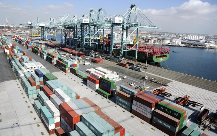 © Reuters. Cargo containers are ready for transportation at the Port of Los Angeles