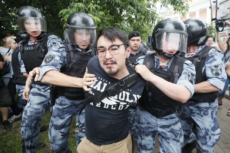 © Reuters. Foto del miércoles de agentes de seguridad deteniendo a un manifestante en una protesta en Moscú