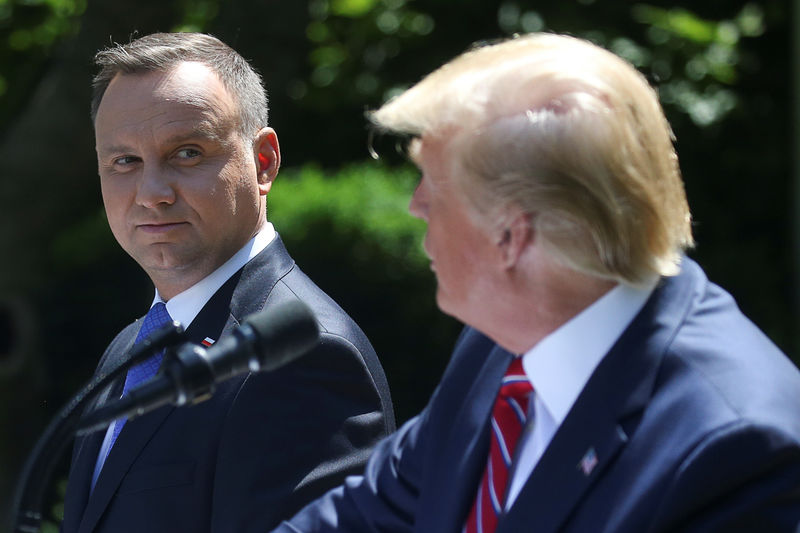 © Reuters. El presidente de Estados Unidos, Donald Trump (derecha), y el de Polonia, Andrezj Duda, ofrecen una rueda de prensa en la Casa Blanca en Washington.