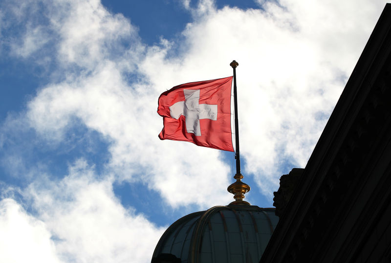 © Reuters. A Swiss flag is pictured on the Federal Palace in Bern