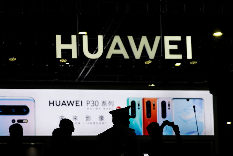 © Reuters. A Huawei company logo is seen at CES Asia 2019 in Shanghai