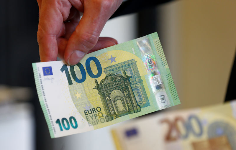 © Reuters. landEuropean Central Bank (ECB) Banknotes Director Ton Roos shows the new 100 euro banknote in the secretive vaults inside the Bank of Italy in Rome