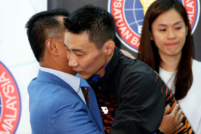 © Reuters. Malaysia's badminton player Lee Chong Wei hugs Badminton Association of Malaysia (BAM) President Norza Zakaria after a news conference to announce his retirement in Putrajaya