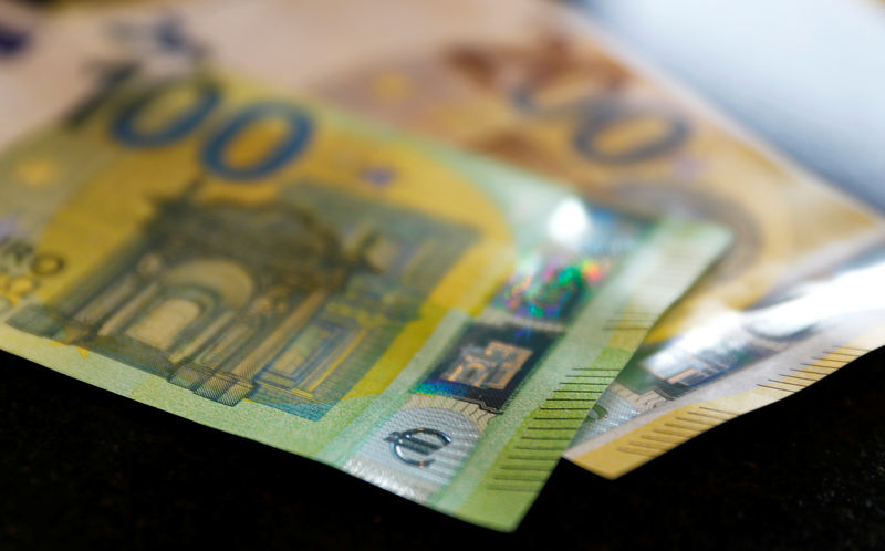 © Reuters. The new 100 and 200 Euro banknotes with new security features are presented at the headquarters of Germany's Federal reserve Bundesbank in Frankfurt