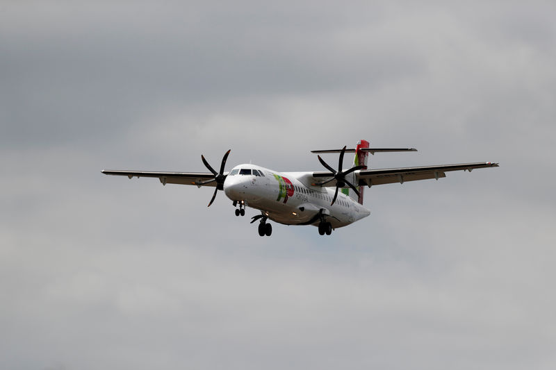 © Reuters. FILE PHOTO: A TAP Express ATR 72-600 plane prepares to land at Lisbon's airport