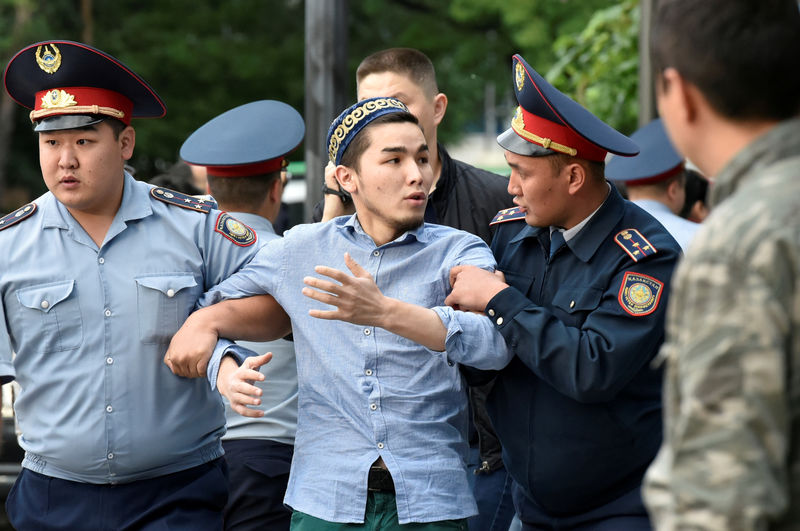 © Reuters. Casi mil manifestantes detenidos en Kazajistán