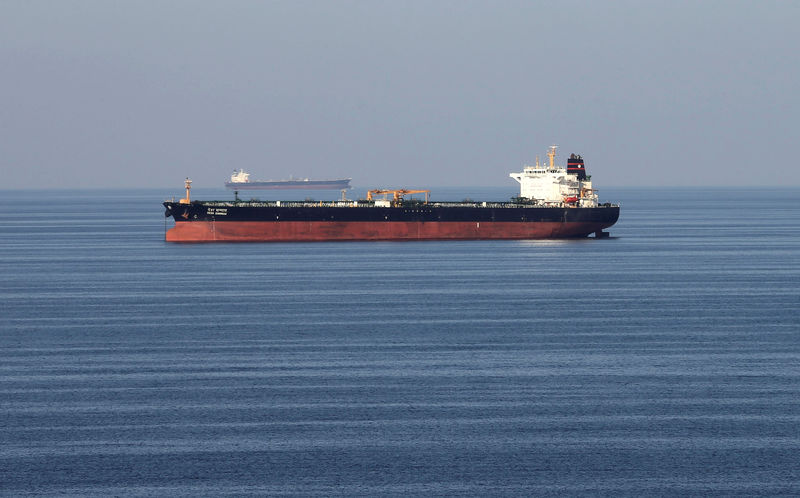© Reuters. FILE PHOTO: Oil tankers pass through the Strait of Hormuz