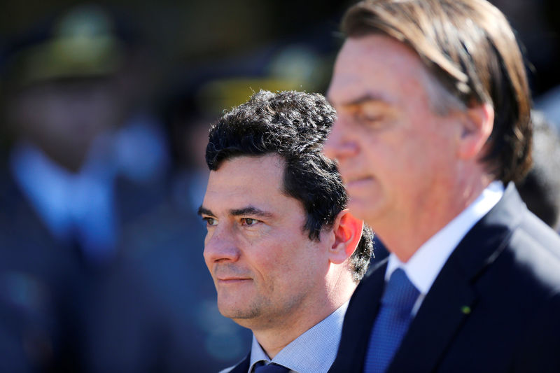 © Reuters. Presidente Jair Bolsonaro e ministro da Justiça, Sergio Moro
