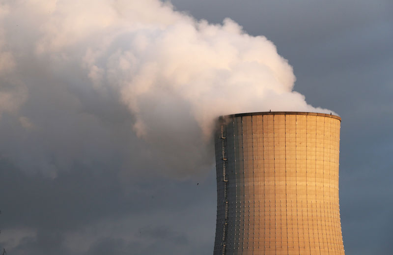 © Reuters. FILE PHOTO: Smoke billows from a chimney at a combined-cycle gas turbine power plant in Drogenbos