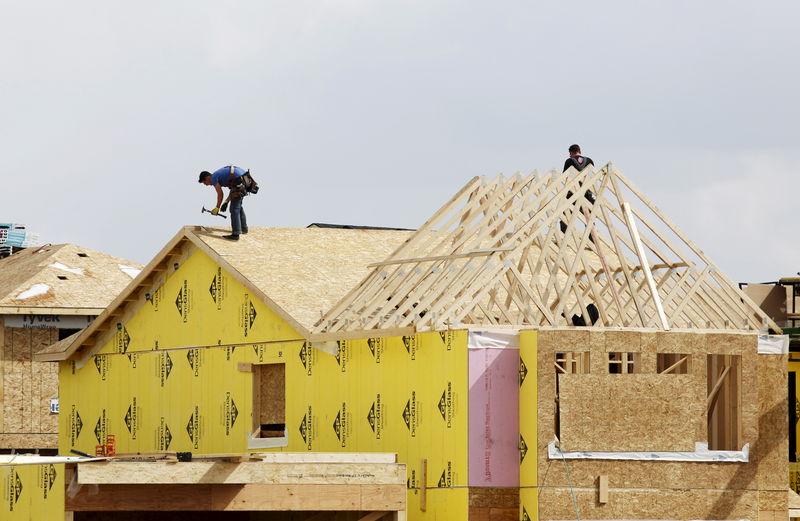 © Reuters. Construction workers build a new house in Calgary