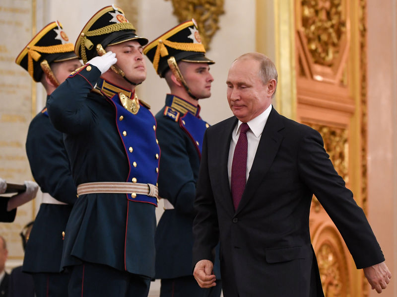 © Reuters. El presidente ruso, Vladimir Putin, llega a una ceremonia por el Día de Rusia en el Kremlin