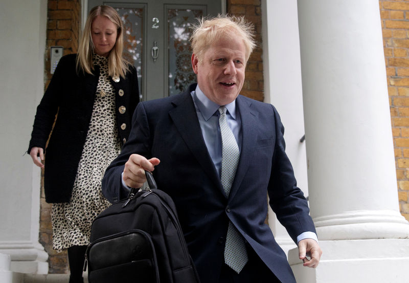 © Reuters. El candidato a Primer Ministro británico, Boris Johnson, sale de su casa en Londres