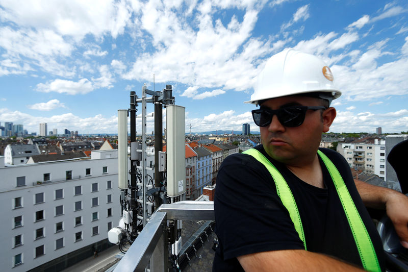 © Reuters. Relay antennas for mobile phone networks are pictured in Frankfurt