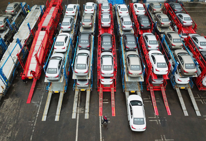 © Reuters. Cars for export wait to be loaded onto a cargo vessel at a port in Lianyungang