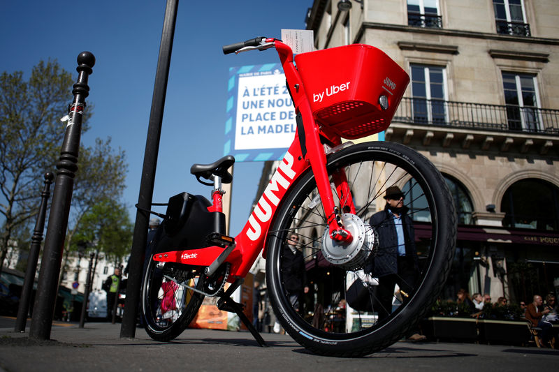 © Reuters. Uber Technologies Inc. Jump bicycle stands in Paris