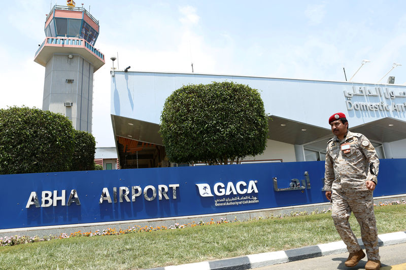 © Reuters. A Saudi security officer walks past the Saudi Arabia's Abha airport, after it was attacked by Yemen's Houthi group in Abha