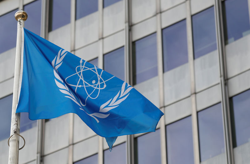 © Reuters. The flag of the International Atomic Energy Agency (IAEA) flutters in front of their headquarters in Vienna