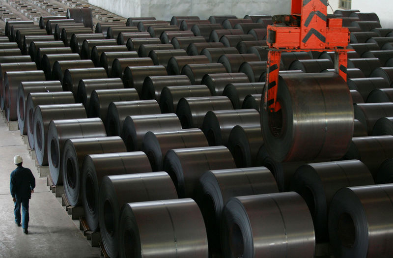 © Reuters. FILE PHOTO: An employee makes a check on steel products at a workshop of Kunming Iron and Steel Co.Ltd. in Kunming,