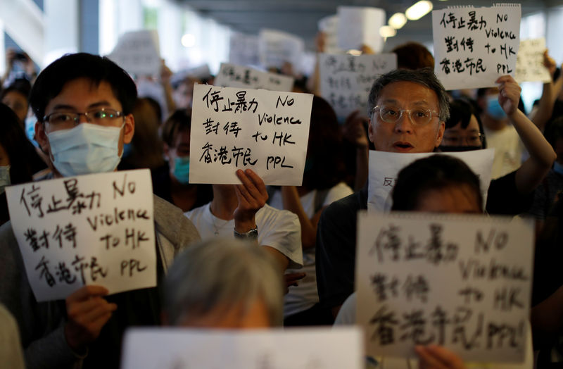 © Reuters. Protesters hold signs following a day of violence over a proposed extradition bill, outside the Legislative Council building in Hong Kong