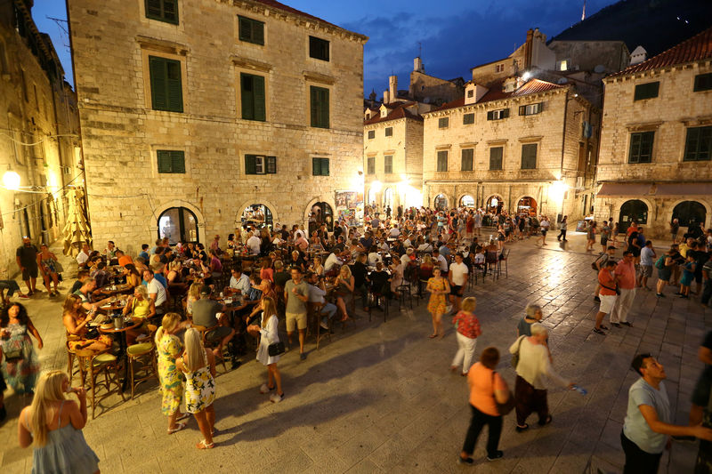 © Reuters. FILE PHOTO: People are seen in a coffee shop in Dubrovnik