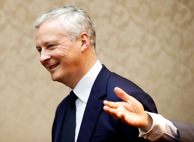 © Reuters. FILE PHOTO: French Finance Minister Bruno Le Maire is escorted by Japanese counterpart Taro Aso into a meeting at the Finance Ministry in Tokyo