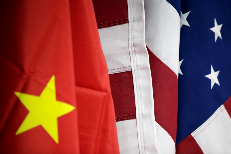 © Reuters. FILE PHOTO: Flags of U.S. and China are displayed at AICC's booth during China International Fair for Trade in Services in Beijing