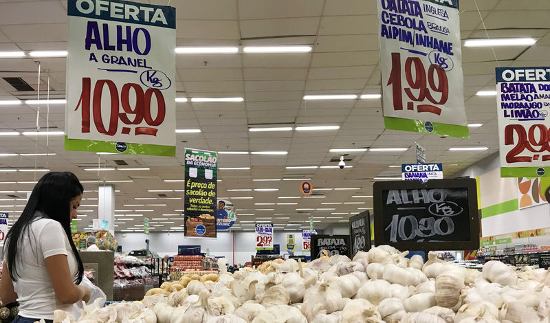 © Reuters. Cliente faz compras em supermercado no Rio de Janeiro