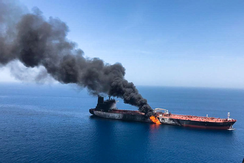 © Reuters. Navio petroleiro em chama no Golfo de Omã