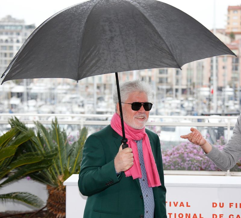 © Reuters. FOTO DE ARCHIVO: El director de cine Pedro Almodóvar posa en Cannes