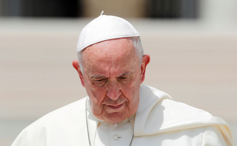 © Reuters. FILE PHOTO: Pope Francis holds his weekly general audience at the Vatican
