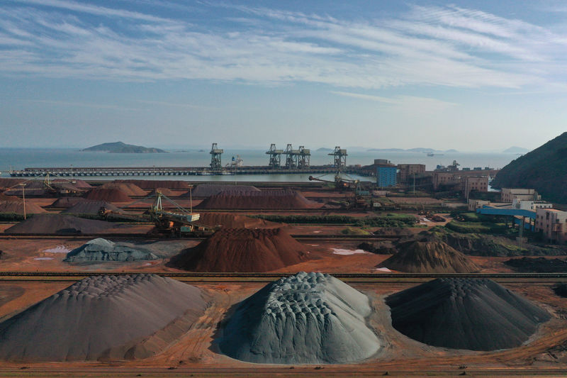 © Reuters. Pilhas de minério de ferro importado no porto de Zhoushan, China