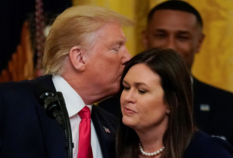 © Reuters. Presidente dos EUA, Donald Trump, beija porta-voz da Casa Branca, Sarah Sanders, na Casa Branca