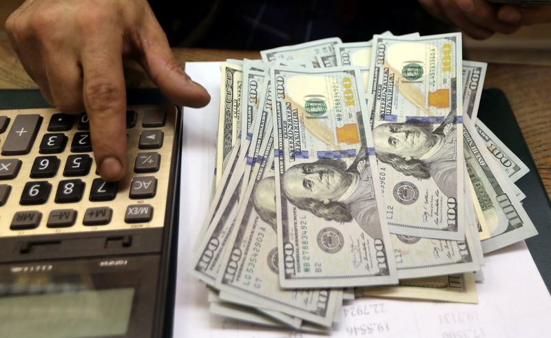 © Reuters. An employee counts U.S. dollar bills at a money exchange office in central Cairo