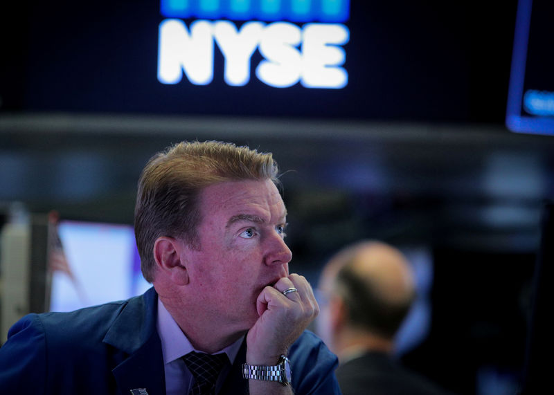 © Reuters. Traders work on the floor at the NYSE in New York