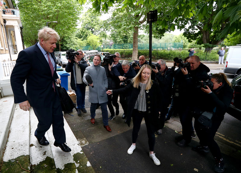 © Reuters. Ex-prefeito de Londres Boris Johnon saindo de casa em Londres