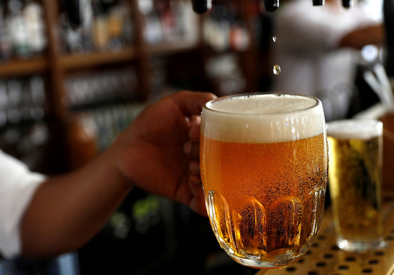 © Reuters. FILE PHOTO: A pint of beer is poured into a glass in a bar in London